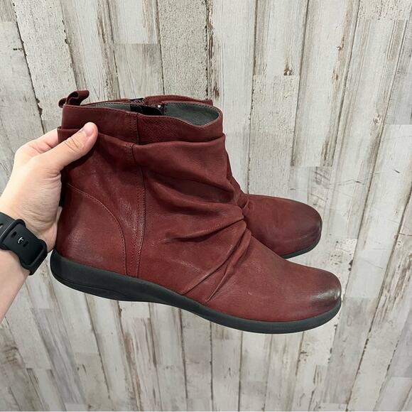 Abeo Exeter Maroon Slouchy Leather Booties Flats Womens 9.5 - Picture 1 of 8